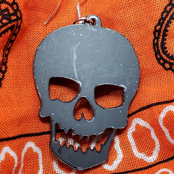 1.5inches of Scary Skull Earrings - Picture 2 of 3